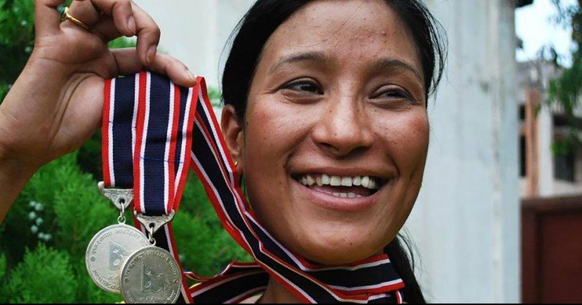 Âgée de 37 ans, cette indienne gravit l'Everest deux fois en une semaine