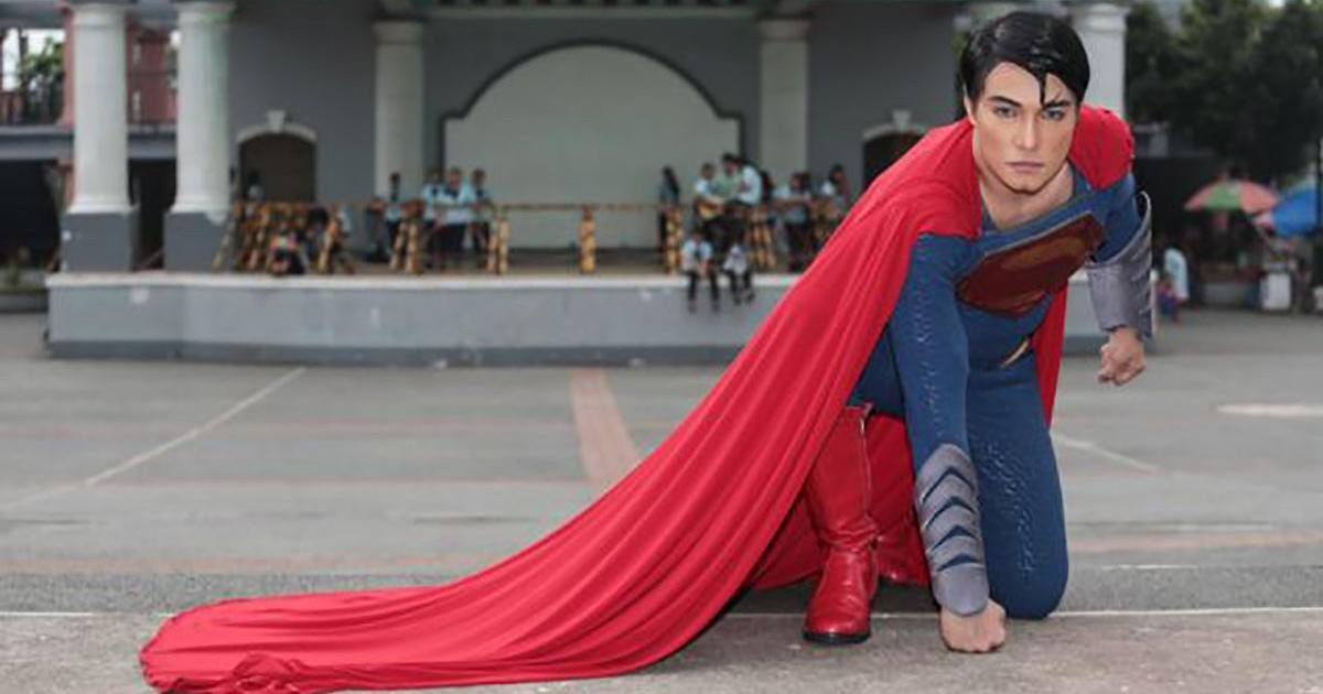 Après 23 opérations chirurgicales, le sosie de Superman veut des abdos d'acier !