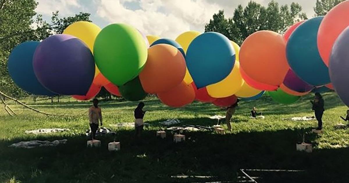 Arrimé à des ballons, il s'envole comme dans le film « Là-Haut » !