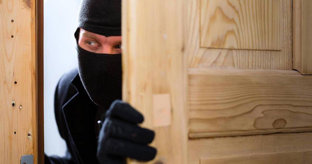 Des cambrioleurs menacés par leur victime appellent la police