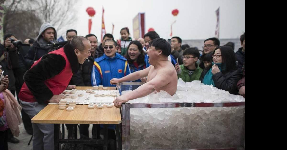 Un Chinois tient plus d'une heure, quasi-nu dans un caisson de glace