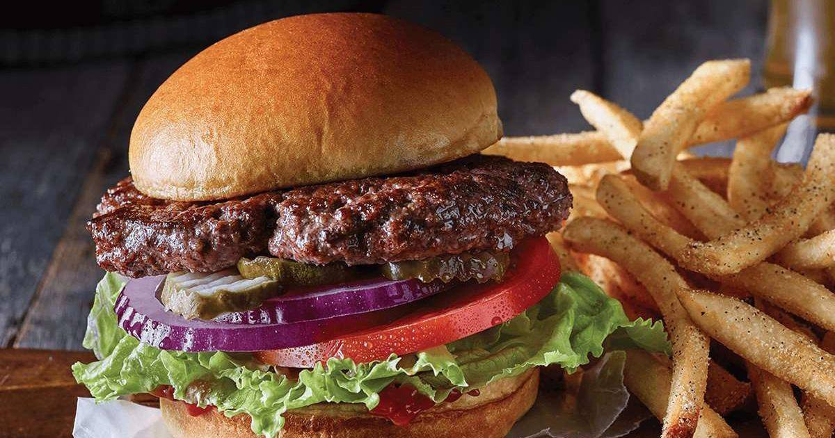 Choc : elle utilise le pain de son burger comme une éponge !