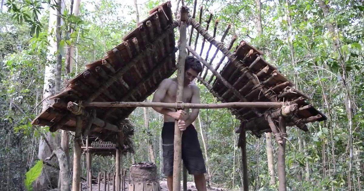 Il construit un abri hallucinant avec des techniques primitives !