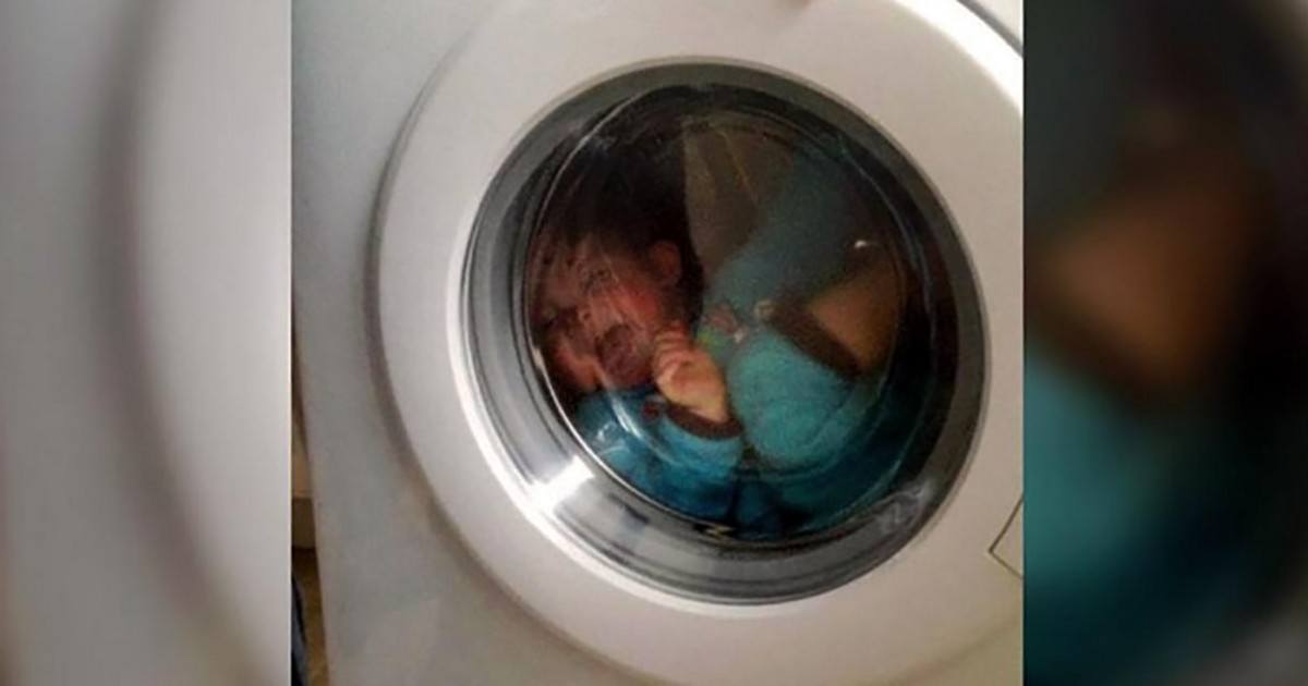 Un couple fait tourner un bébé de 15 mois dans une machine à laver