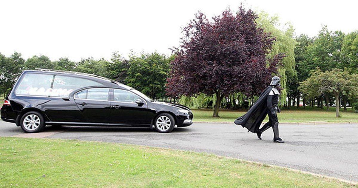 Dark Vador mène les funérailles d'une grand-mère !