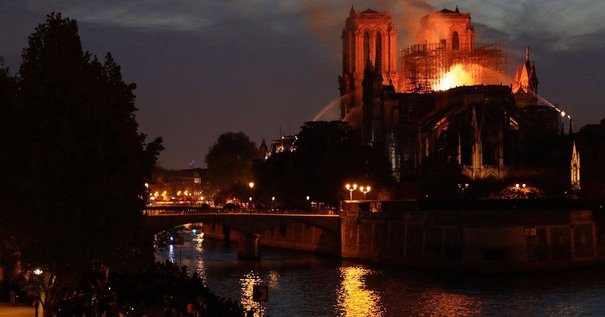 Emmanuel Macron promet de reconstruire Notre-Dame après l'énorme incendie
