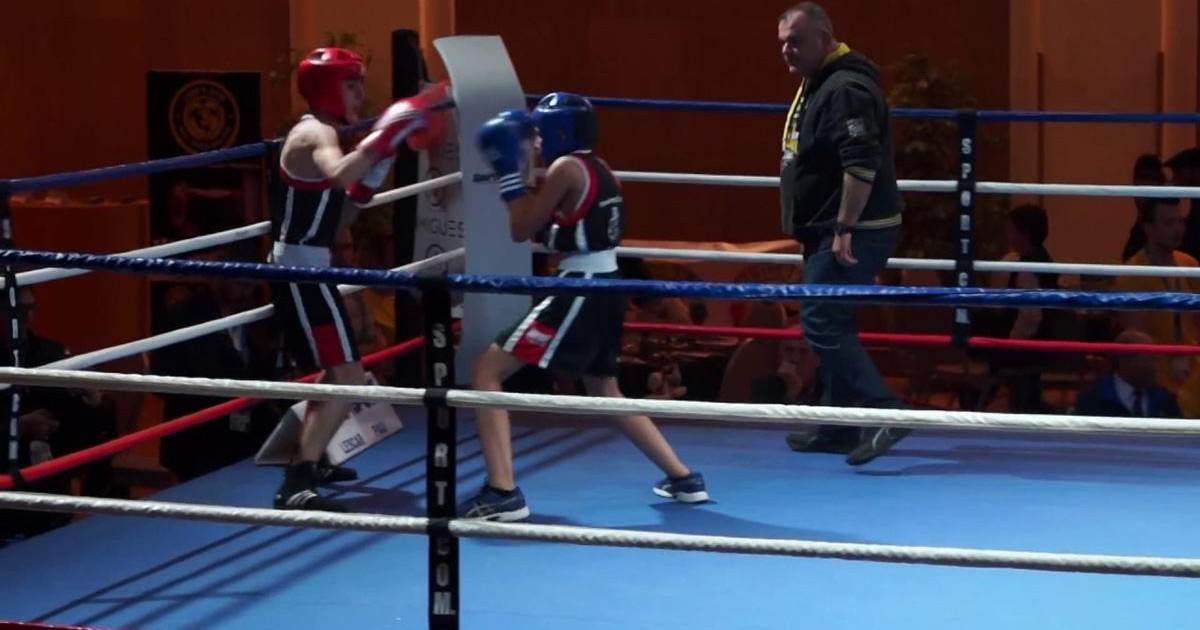 Il envoie son fils contre de vrais boxers pour lui donner une leçon !