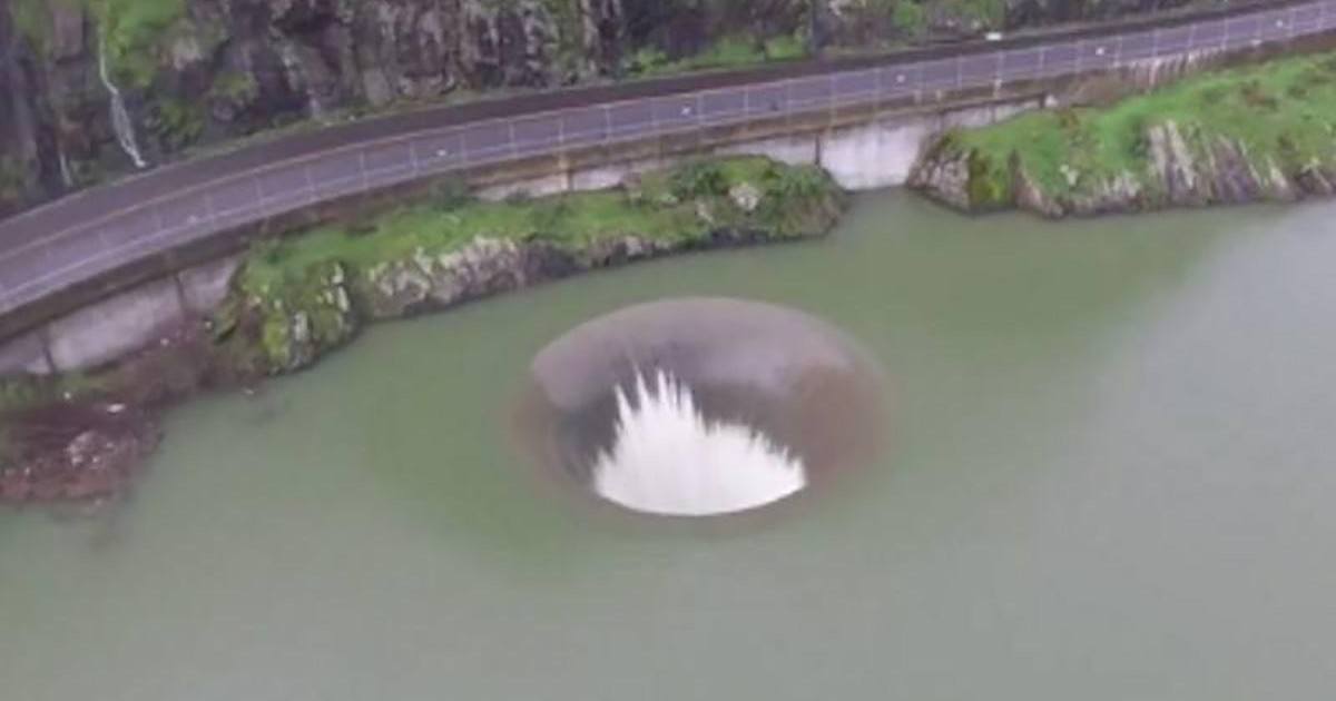 Cet homme a vu un gros trou dans le lac et a dirigé sa caméra en sa direction