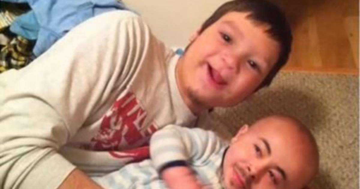 Il surprend son monde en truquant ses photos de famille