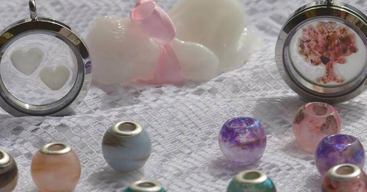 Insolite : elle crée des bijoux au lait maternel et placenta pour les mamans !