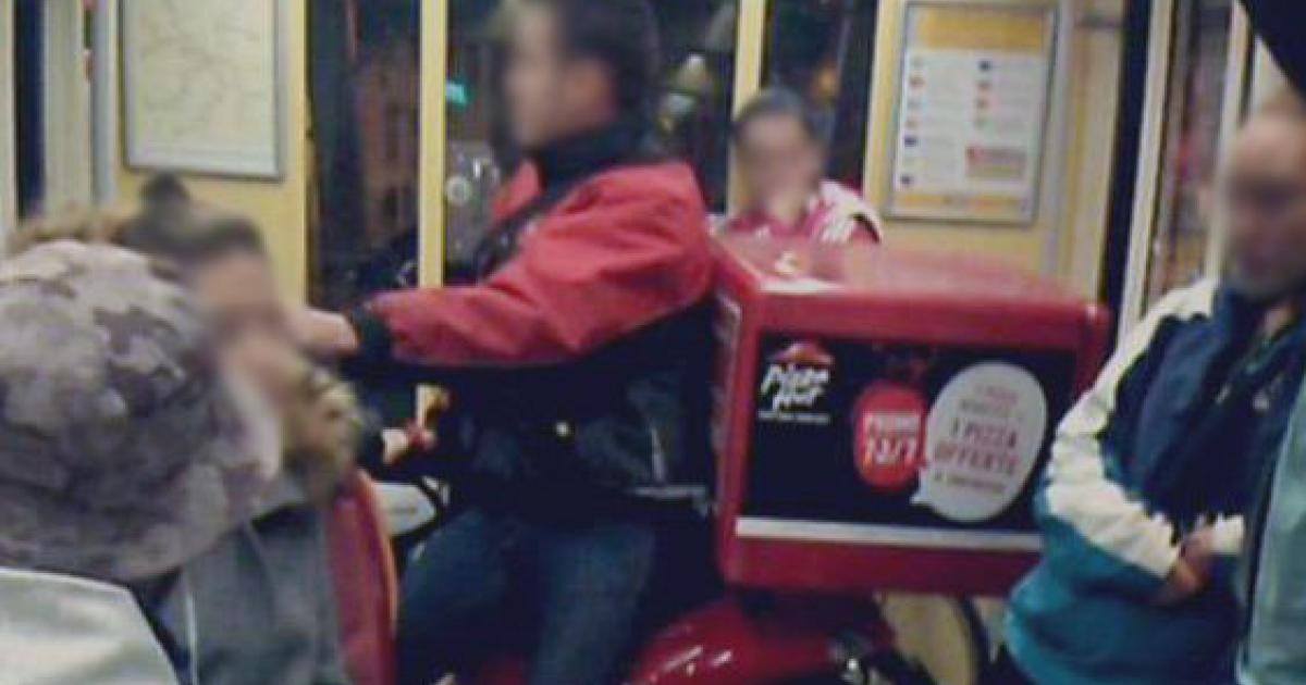 Un livreur de pizza prend le tram en scooter et fait le buzz