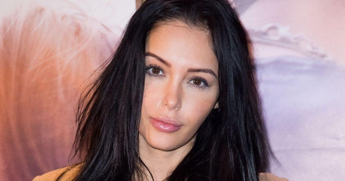 La people Nabilla s'improvise gourou du Bitcoin