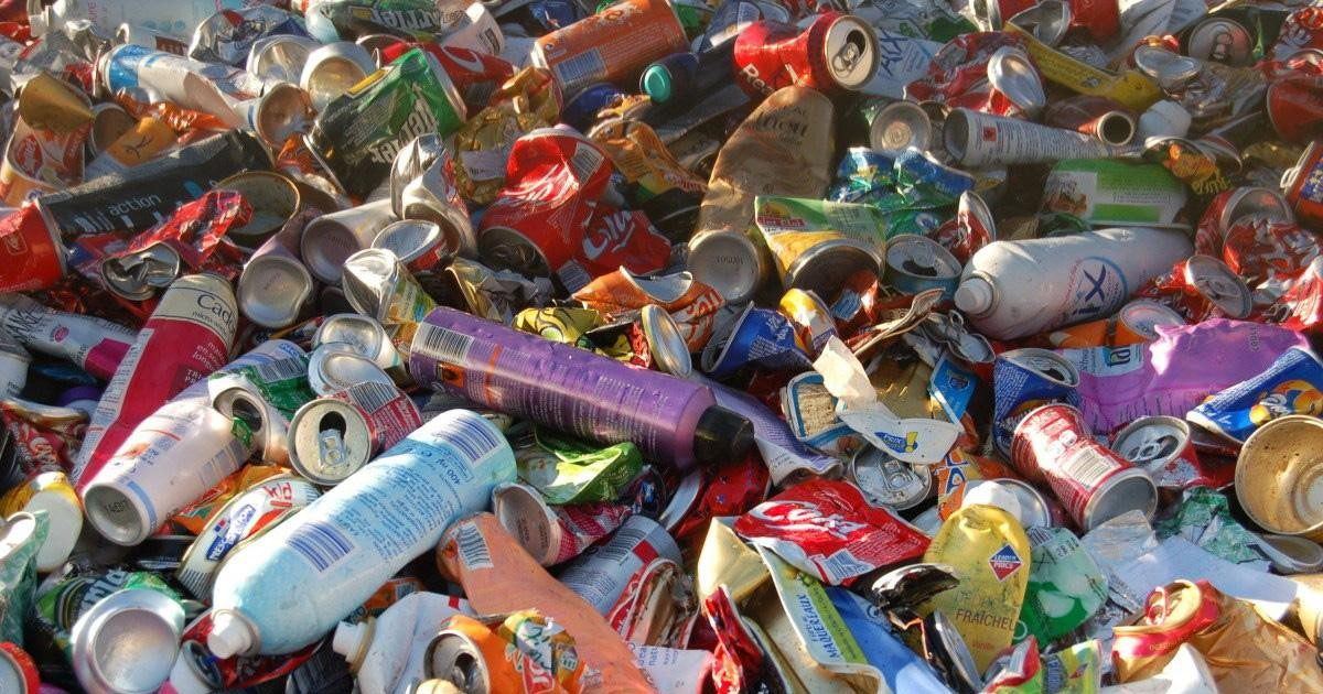 Il parcourt la France à pied et ramasse les déchets qu'il trouve