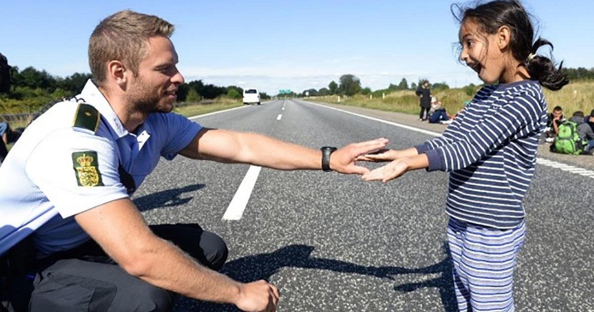La photo d'un policier et d'une petite migrante émeut la toile