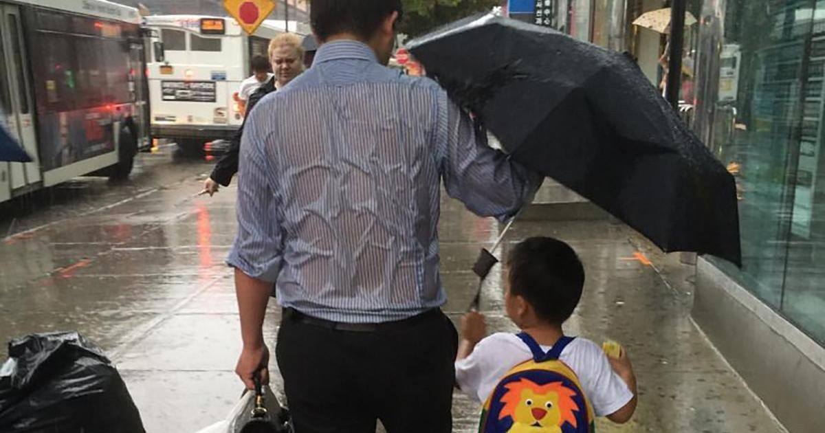 Plus de 4 millions de fans pour le papa au parapluie !