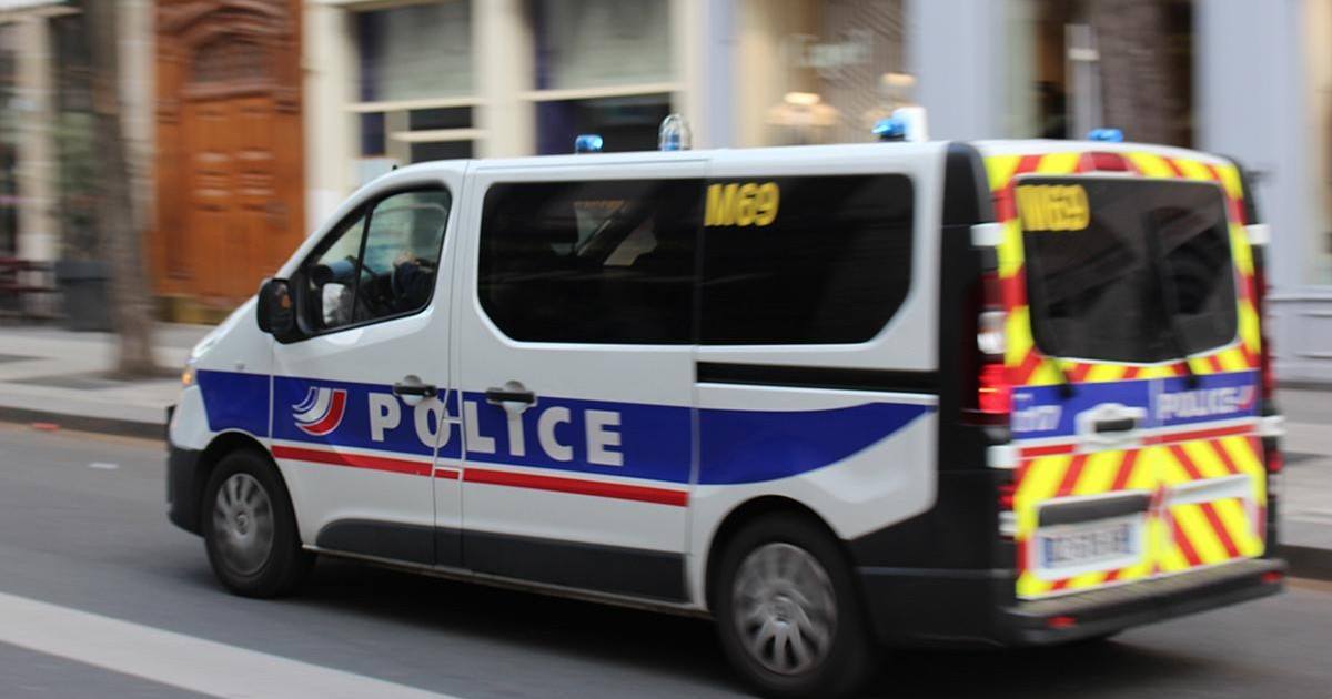 Prison ferme après un selfie pris dans une voiture de police