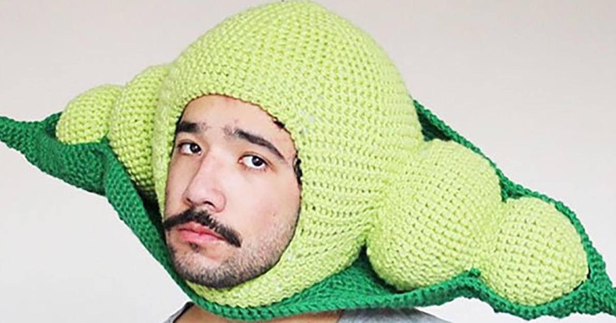 Il réalise des bonnets en forme d'aliments pour se faire des amis