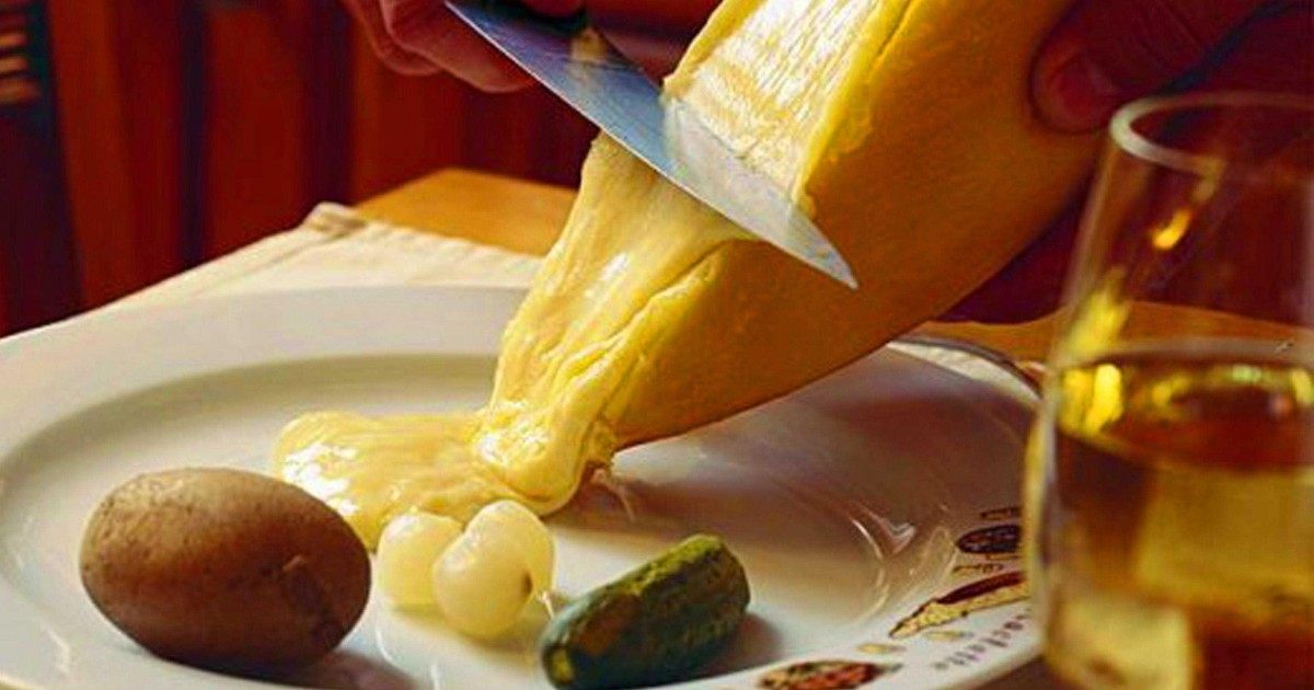 Deux recettes faciles pour réaliser une raclette parfaite entre amis