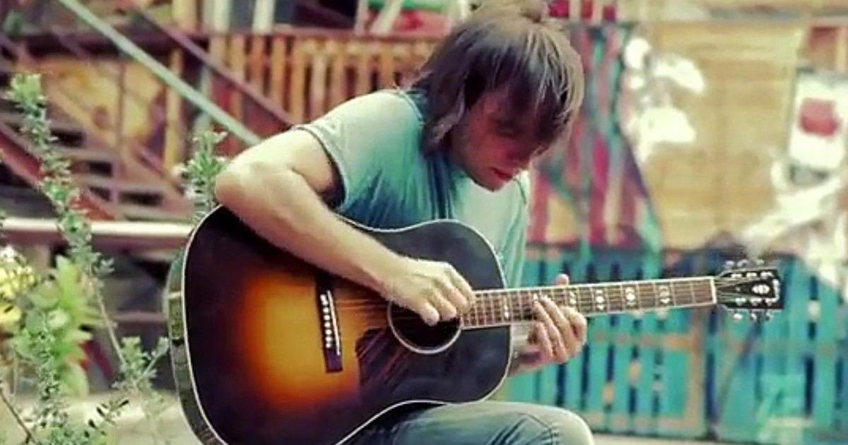 Il reprend « Beat It » de Michael Jackson en simulant tous les instruments avec sa guitare !