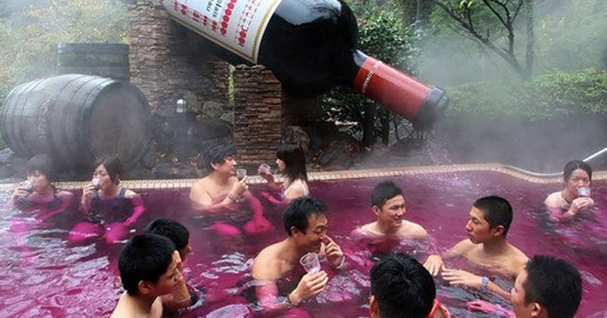 Un spa japonais propose à ses clients de se baigner dans du vin