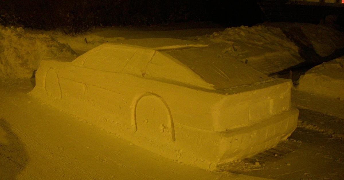 Il fait une blague à des policiers. Ces derniers rétorquent, et c'est très drôle !