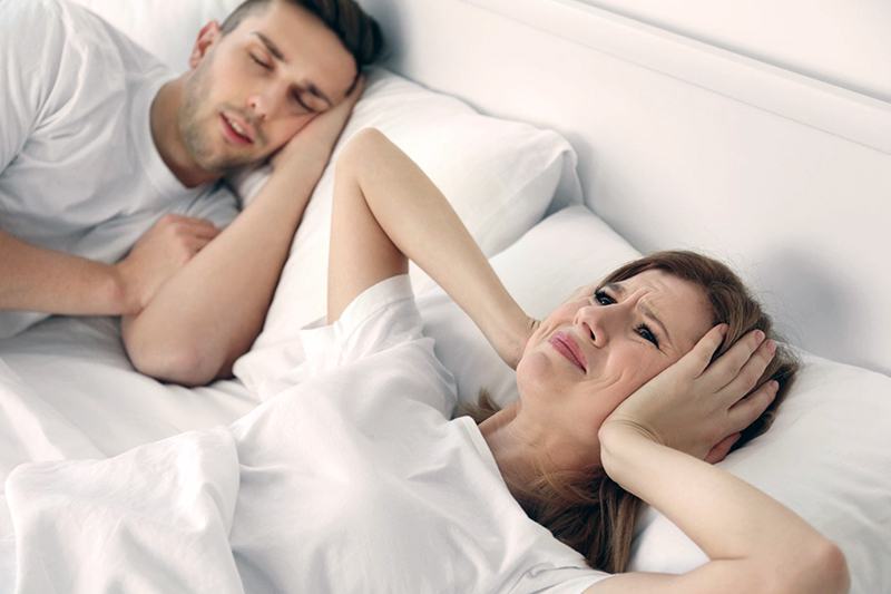 Les effets négatifs de dormir avec une personne qui ronfle