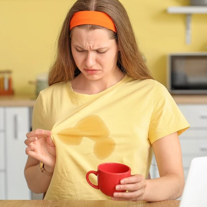 Renverser son café sur nos vêtements