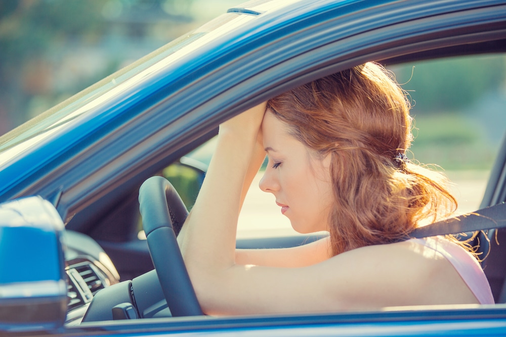 Femme qui a un accident de voiture