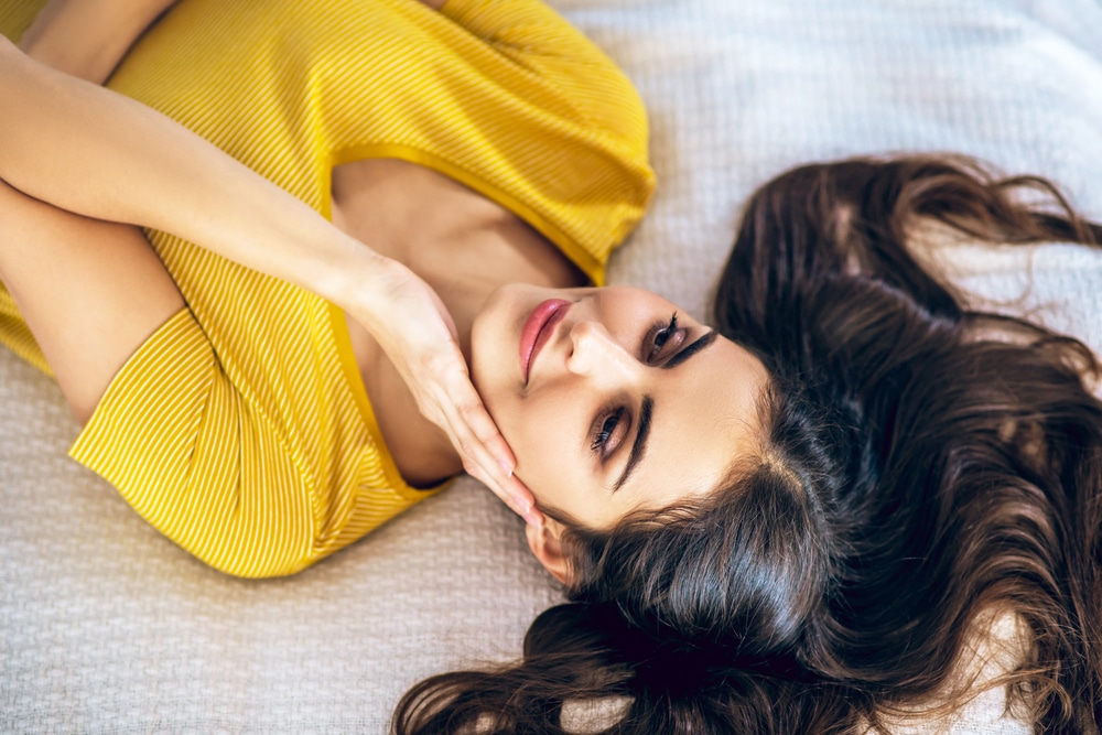Femme brune très torride