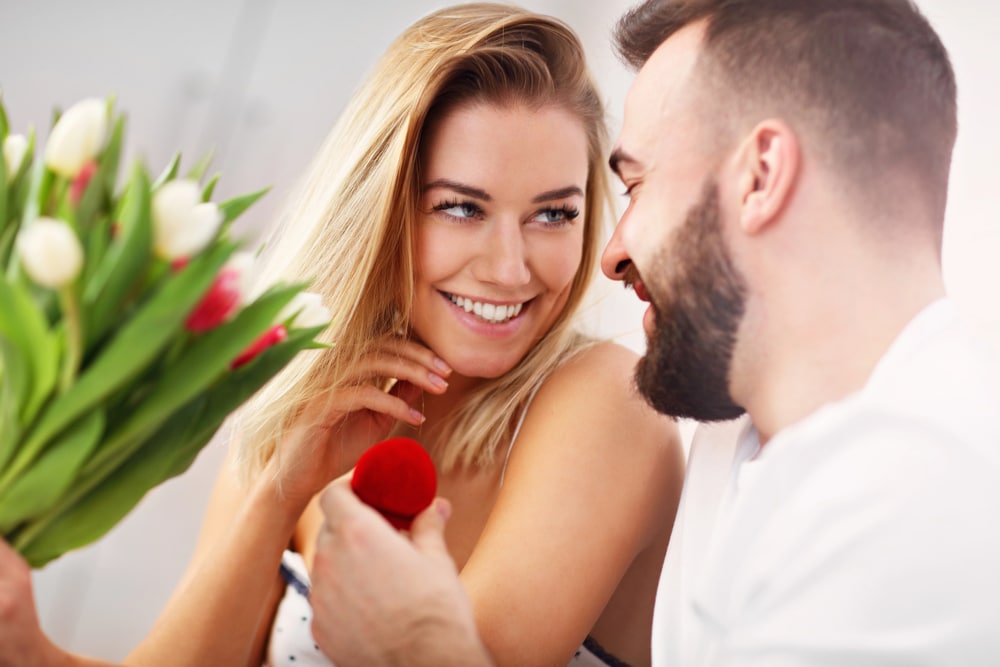Homme qui fait une surprise à sa femme