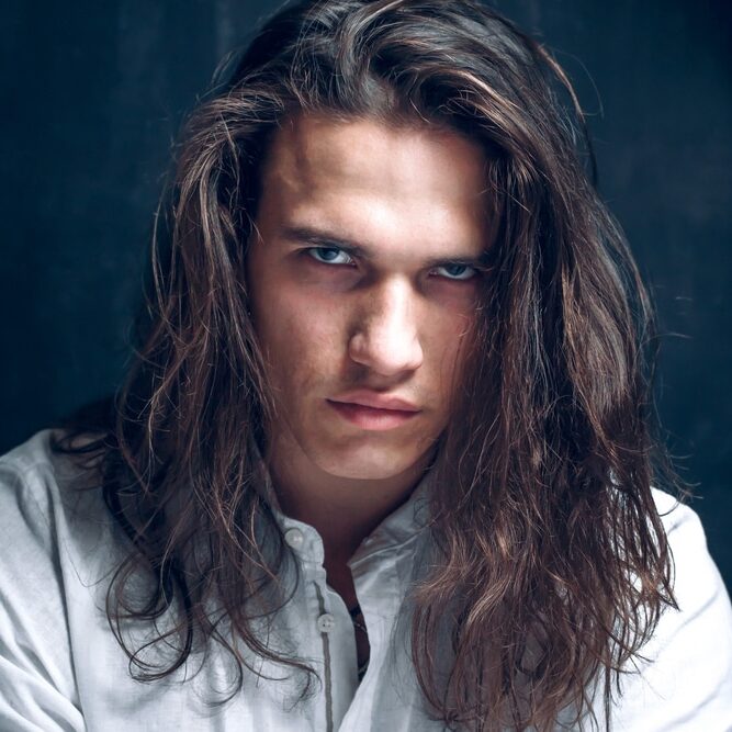 Homme séduisant aux cheveux longs